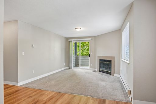 Third Floor Corner Two Bedroom Apartment in Tacoma – photo 1