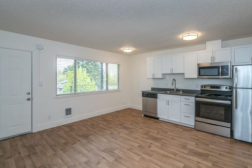 Don't miss this 1 bedroom right off of 6th ave! – photo 1