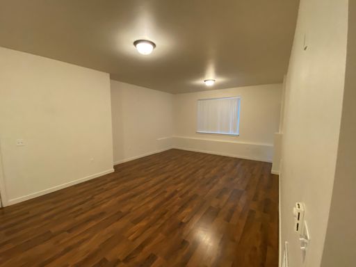 Spacious Ground Level One Bedroom Apt Available Close to Downtown Renton! Two Weeks Free On Second Month W One Year Lease Look & Lease Special!!! – photo 1