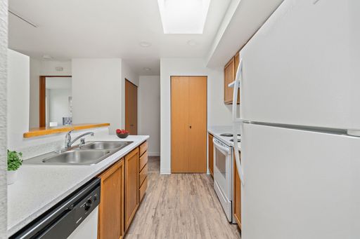 Private Garage Included in Rent!! – photo 1
