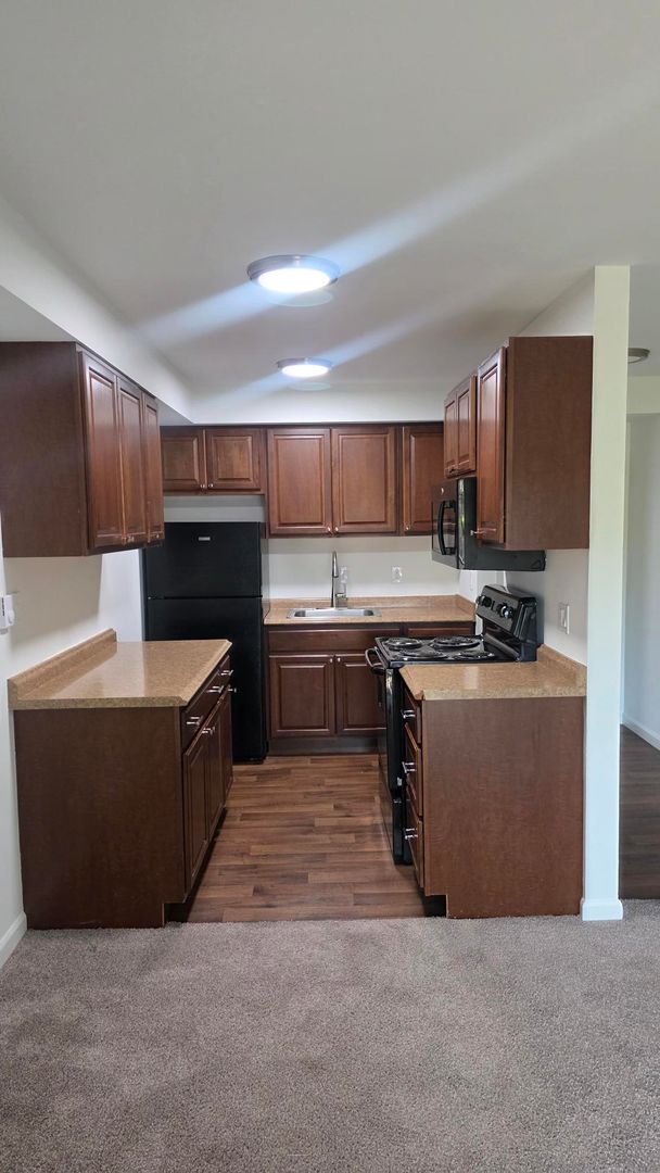 Bellevue Apartment: 537 Bellevue Way SE