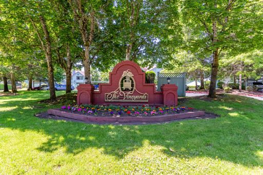 Large 1 bedroom 1 bath ground floor apartment in quiet East Bremerton location. – photo 1