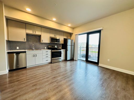 Beautiful Studio Apartment Home with City Views and a Balcony! – photo 1