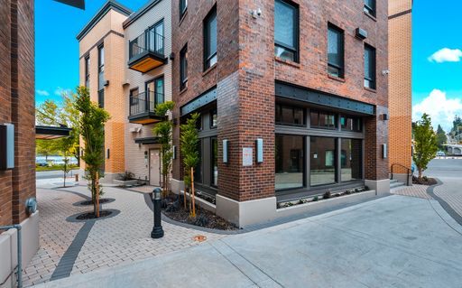 Urban Escape: Stylish Corner 1x1 with Natural Light & City Energy! – photo 1