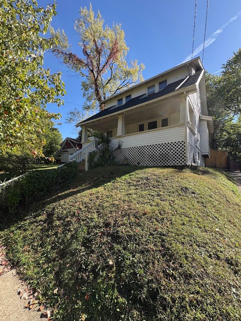 Akron House: 844 Lawton St