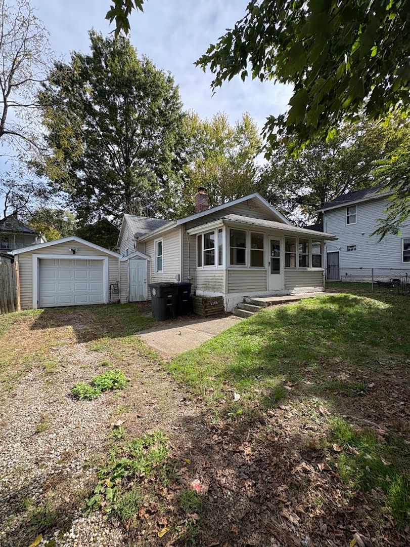 Akron House: 2149 18th St SW