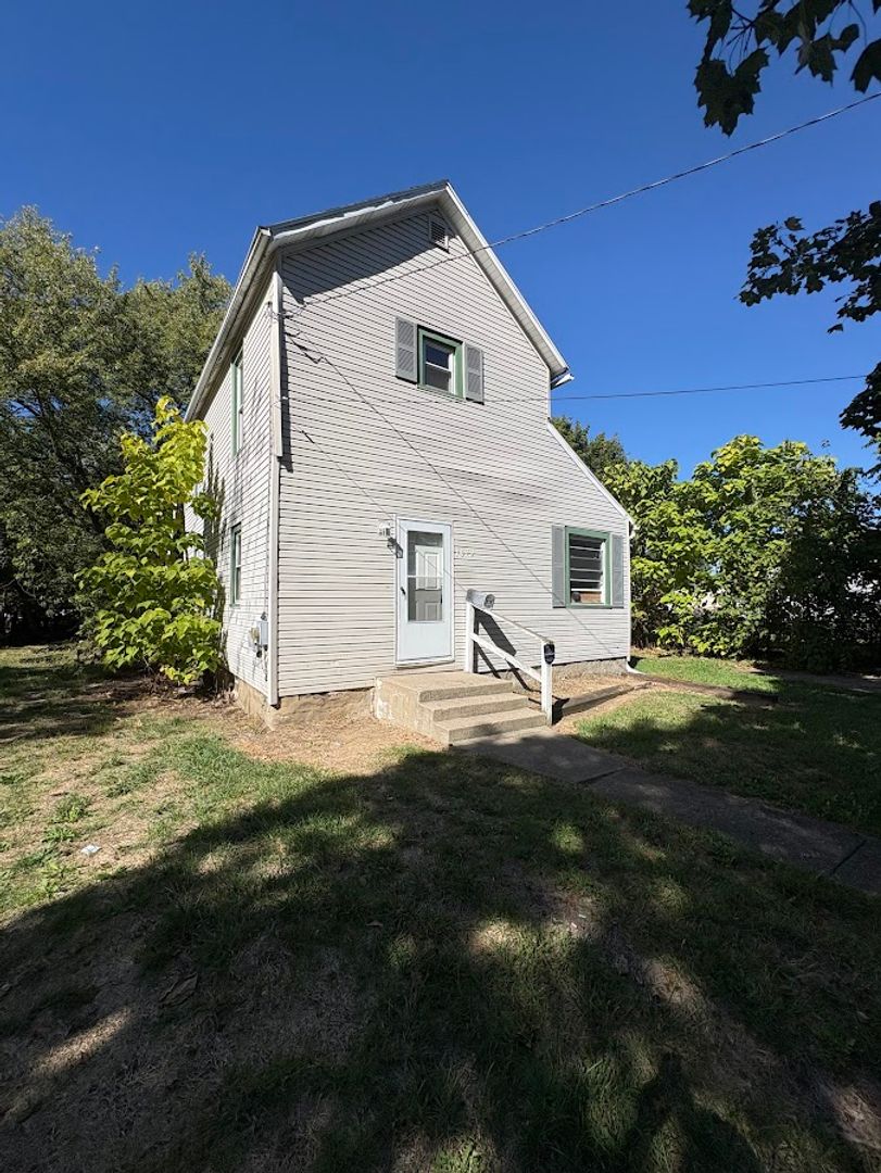 Akron House: 1072 Bellows St.