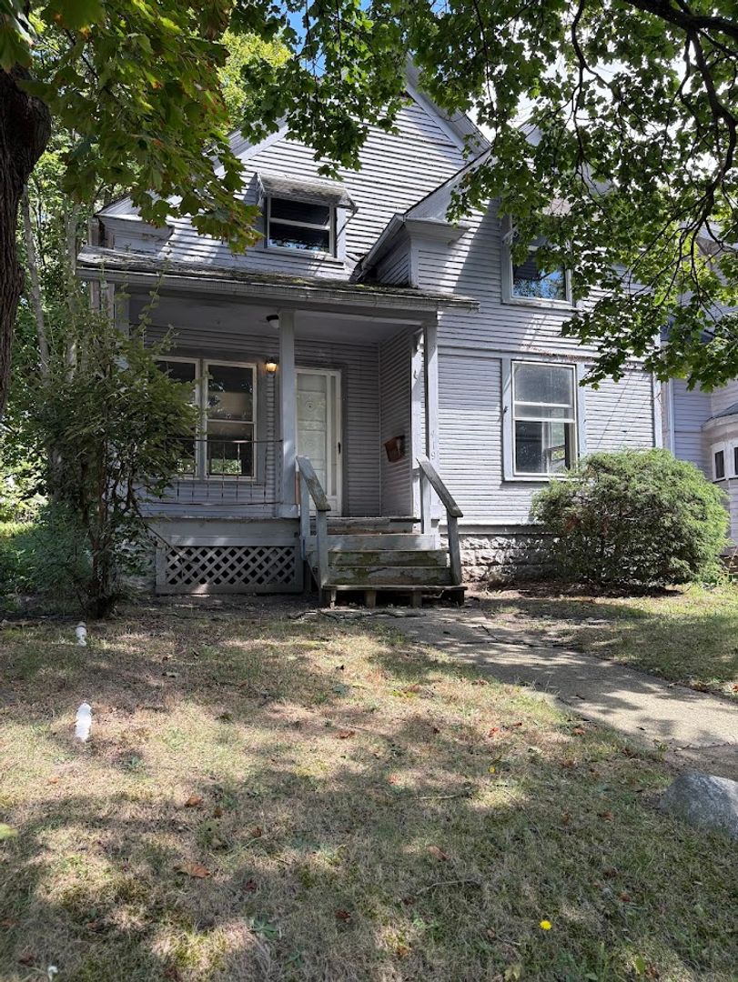 Akron House: 419 Noah Ave.