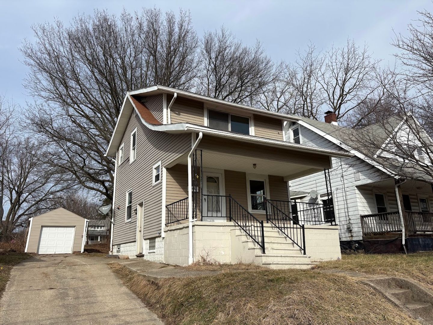 Akron House: 819 Longview Ave