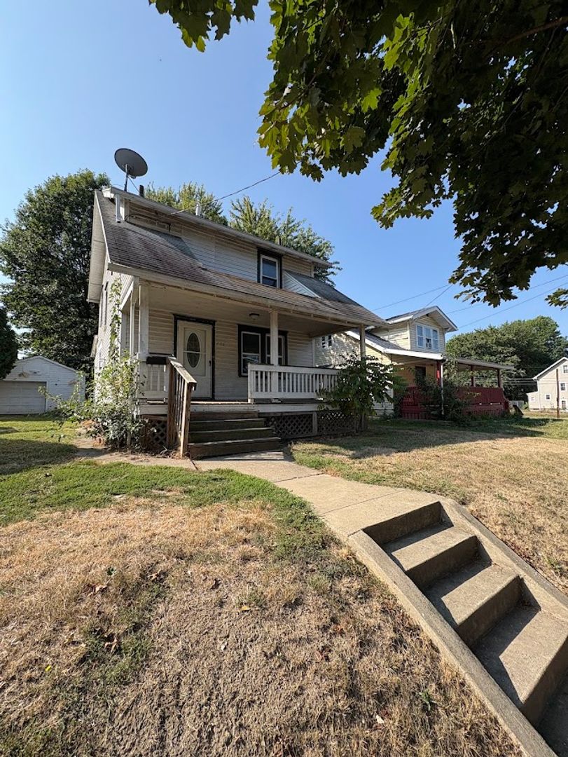 Akron House: 736 Lovers Ln.