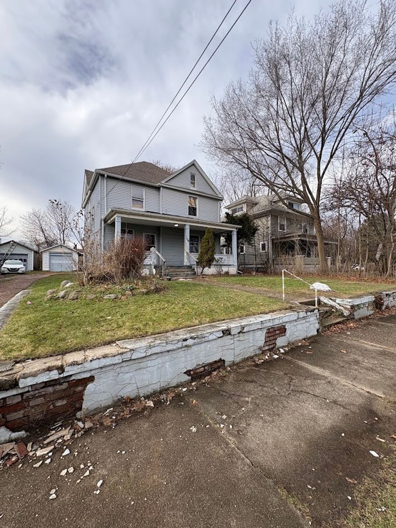 Akron House: 516 Schiller Ave