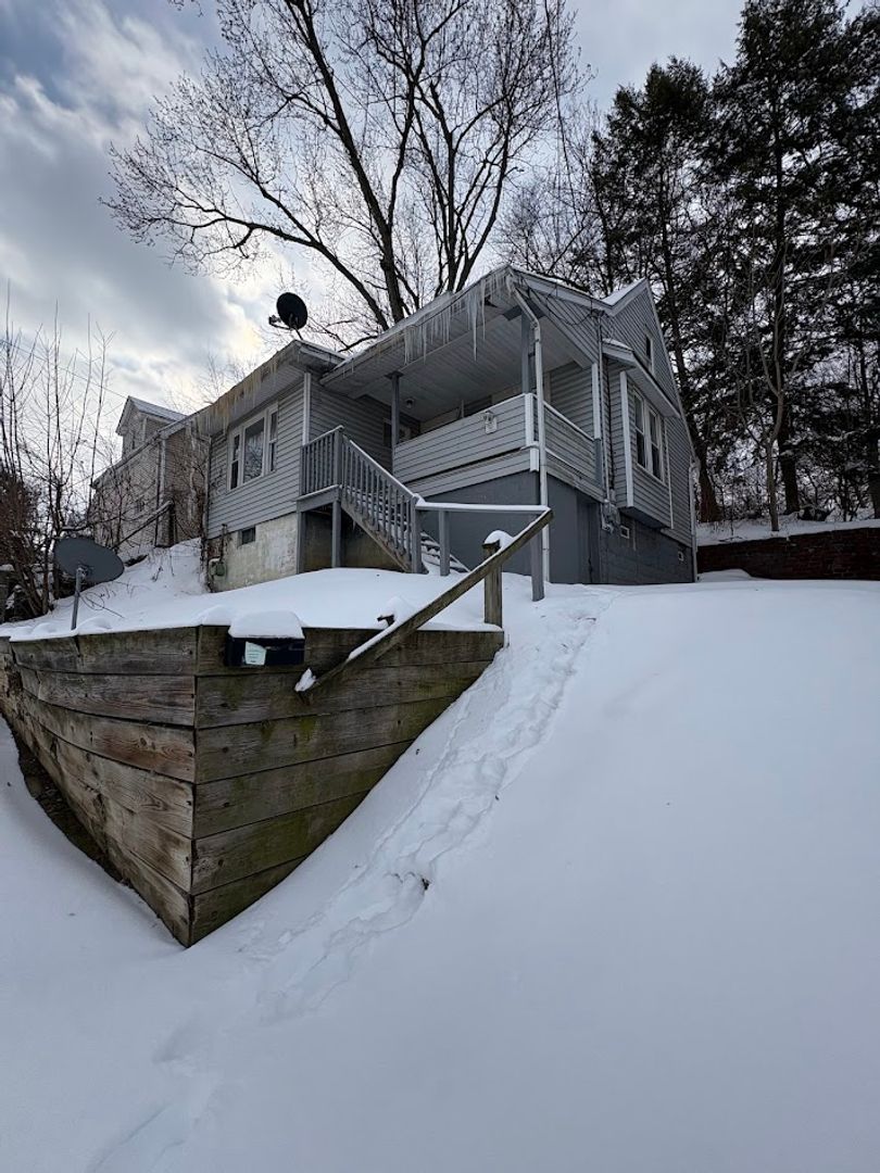 Akron House: 594 Kling Ave