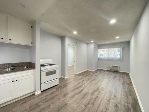 Beautiful 1 Bedroom Upstairs Level Unit in Highland Park – photo 1