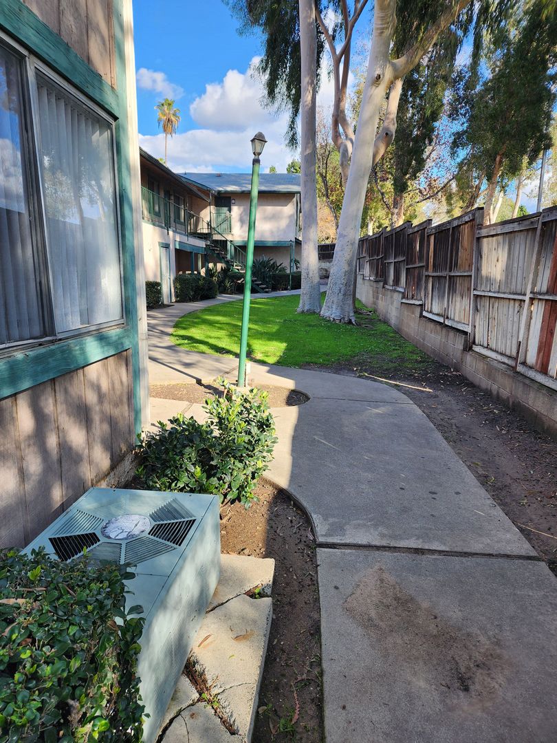 La Habra Apartment: 350-352 S. Monte Vista St.