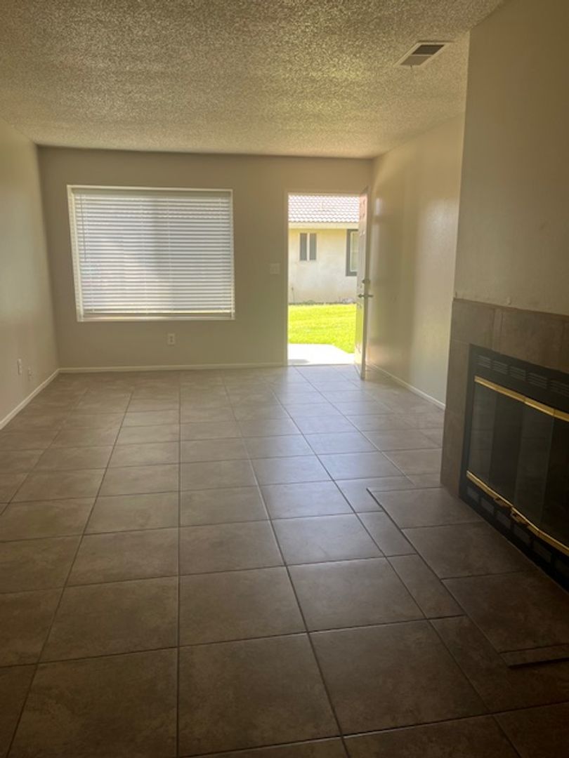 Bakersfield Apartment: 2902 Gosford Rd.