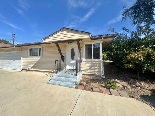 Cute duplex with refinished hardwood floors. – photo 1