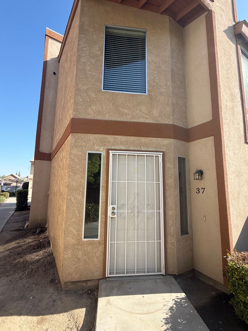 BAKERSFIELD House: 2600 CHANDLER COURT #37