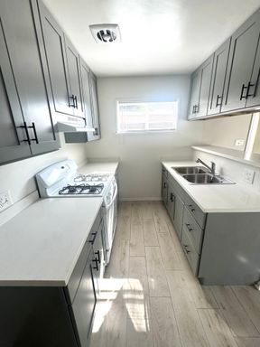 Cute Small 2 Bedroom in 4-plex on N. Dunning St. – photo 1