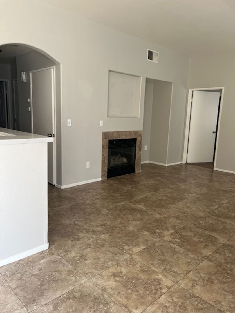 BAKERSFIELD Apartment: 4514 PEBBLE CREEK DRIVE