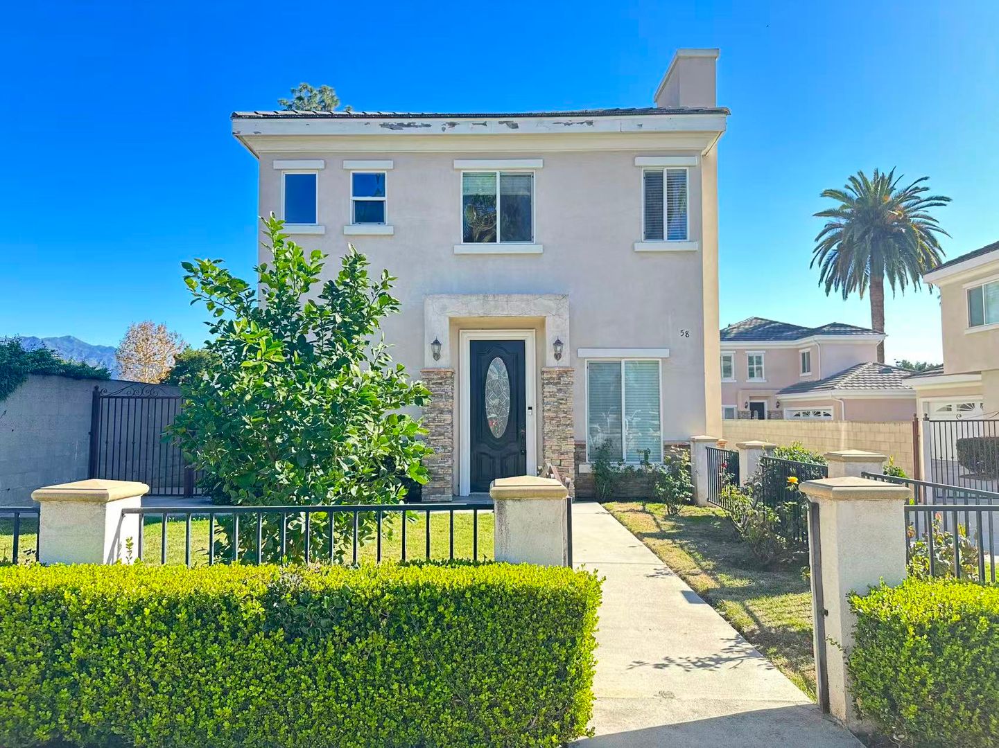 Pasadena House: 58 S Altadena Dr