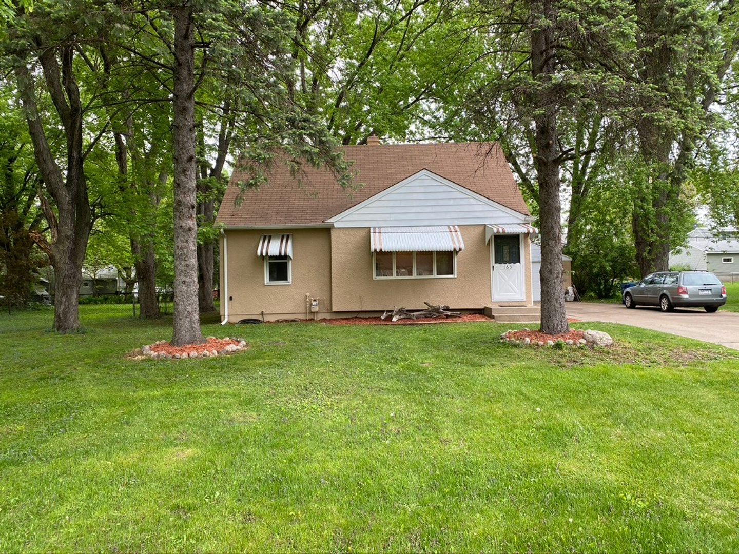 Maplewood House: 163 Roselawn Ave E