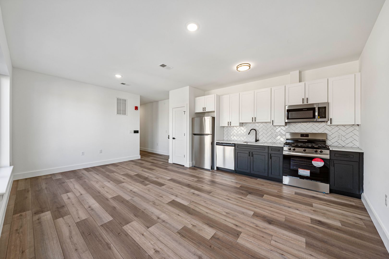 Newark Apartment: 560-572 13th Ave