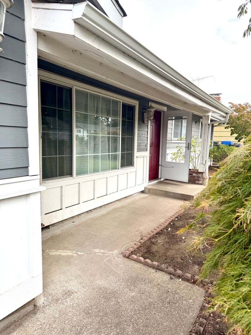 4023 CAROLINA AVE NE 3 of 8