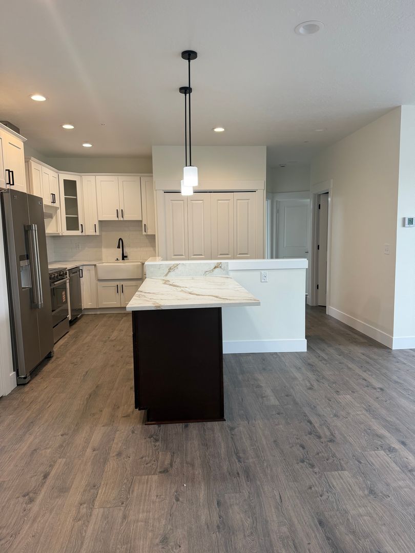Keizer Apartment: 4885 River Rd N