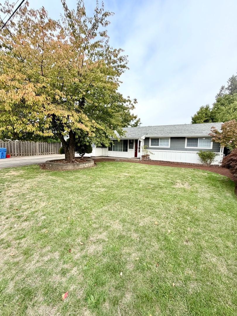 4023 CAROLINA AVE NE 2 of 8