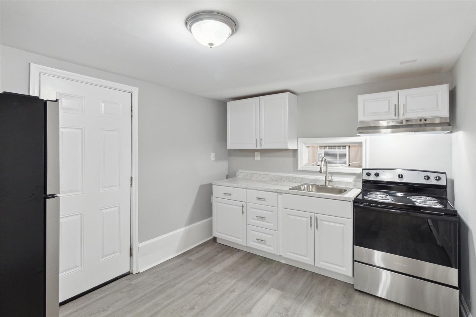 Savannah Apartment: 1227 East 38th Street