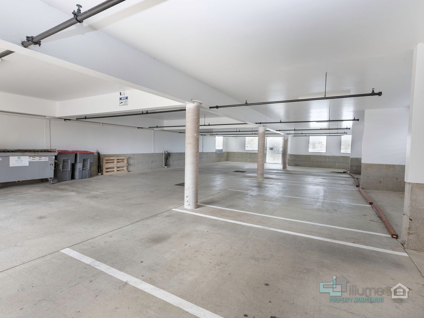 Parking at 2 Bedroom, 2 Bath.. LOCATION LOCATION LOCATION.... River Views!! (4 of 4)