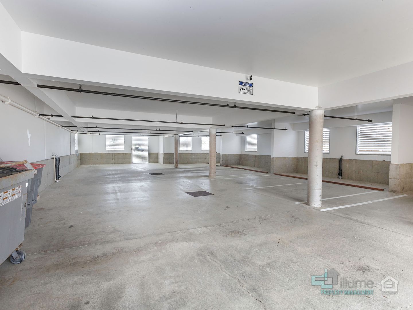 Parking at 2 Bedroom, 2 Bath.. LOCATION LOCATION LOCATION.... River Views!! (3 of 4)