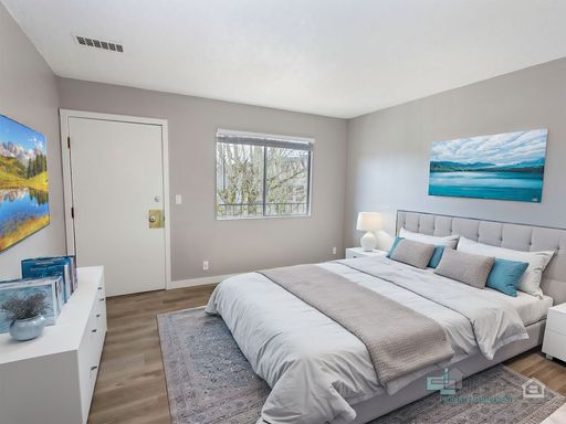 Quiet & Centrally Located Studio Near Campus! Half Off First Full Month! – photo 1