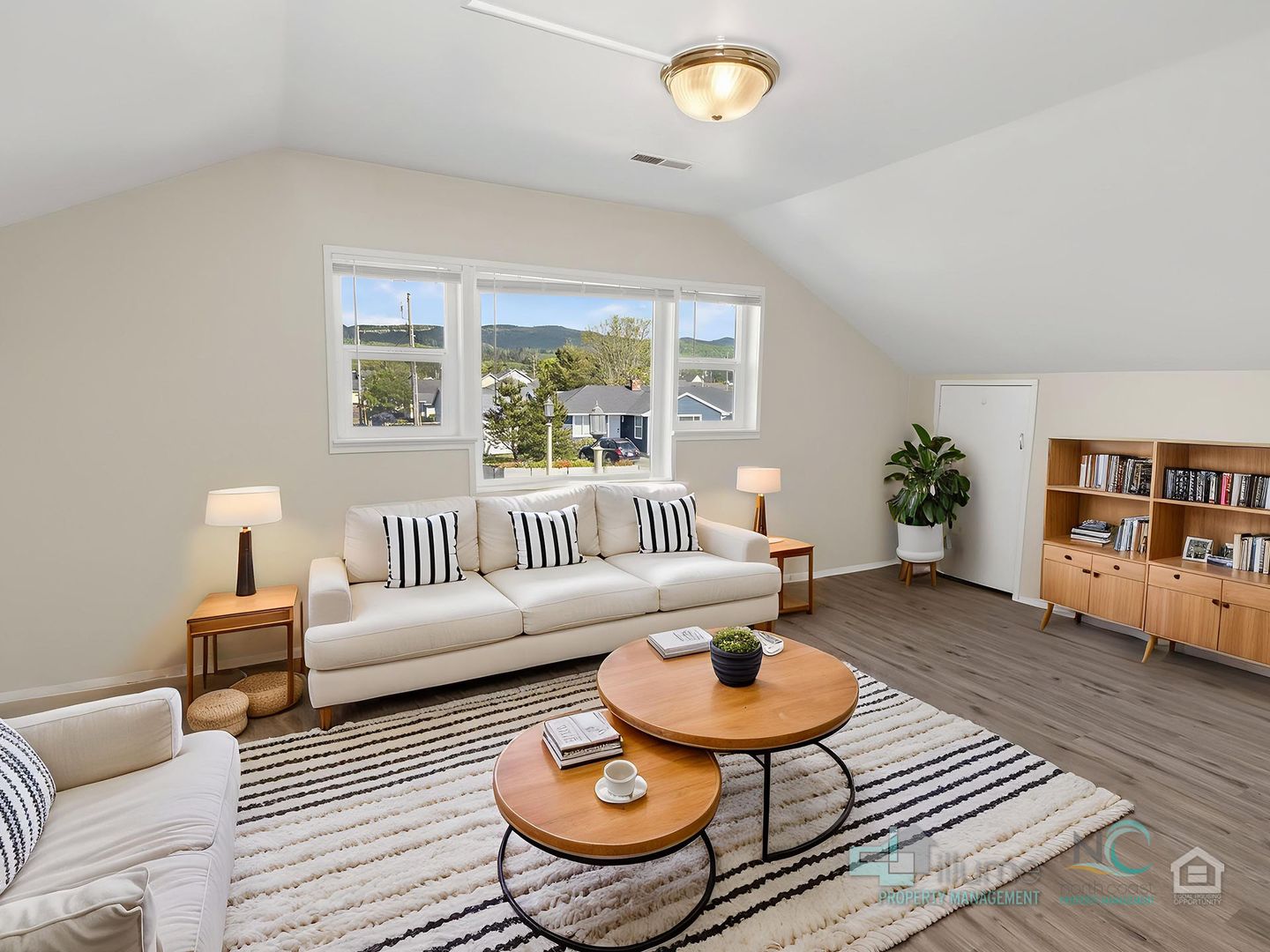 Seaside Apartment: 400 N. Holladay Dr.