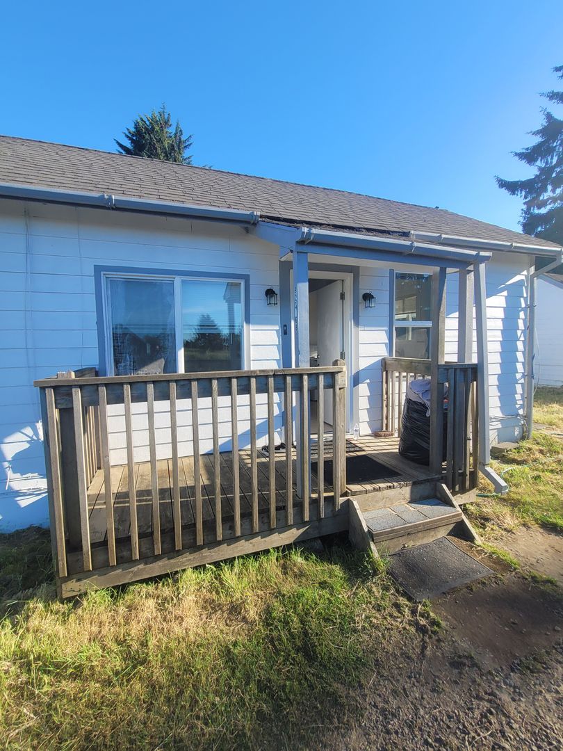 Astoria Apartment: 92306 Clover Rd