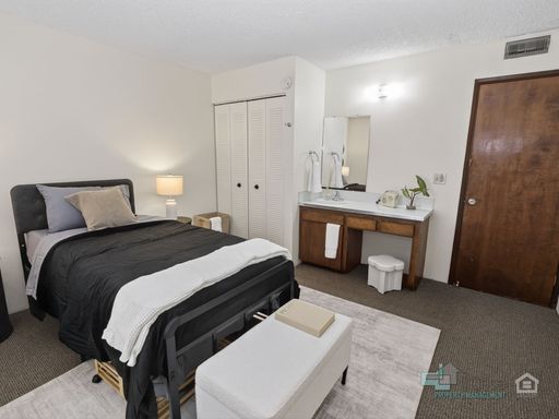 Quiet & Centrally Located Studio Near Campus! Half Off First Full Month! – photo 1