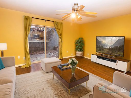 Bright & Spacious 2-Bedroom End Unit Townhome in Desirable Woodstock Neighborhood! – photo 1