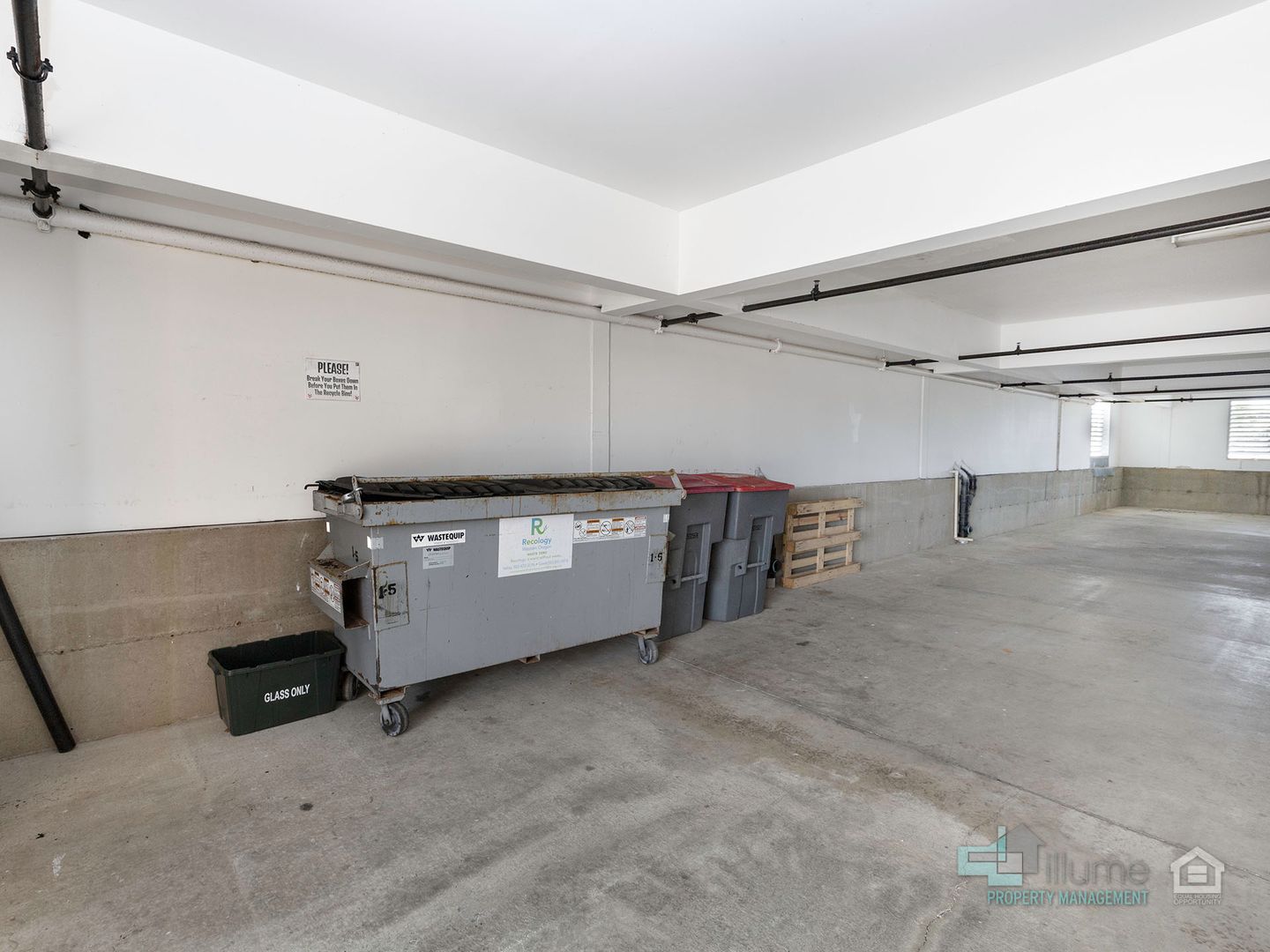 Parking at 2 Bedroom, 2 Bath.. LOCATION LOCATION LOCATION.... River Views!! (2 of 4)
