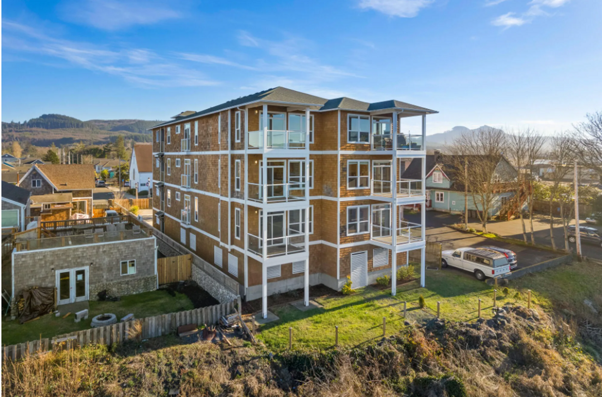 2 Bedroom, 2 Bath.. LOCATION LOCATION LOCATION.... River Views!! 2 of 12