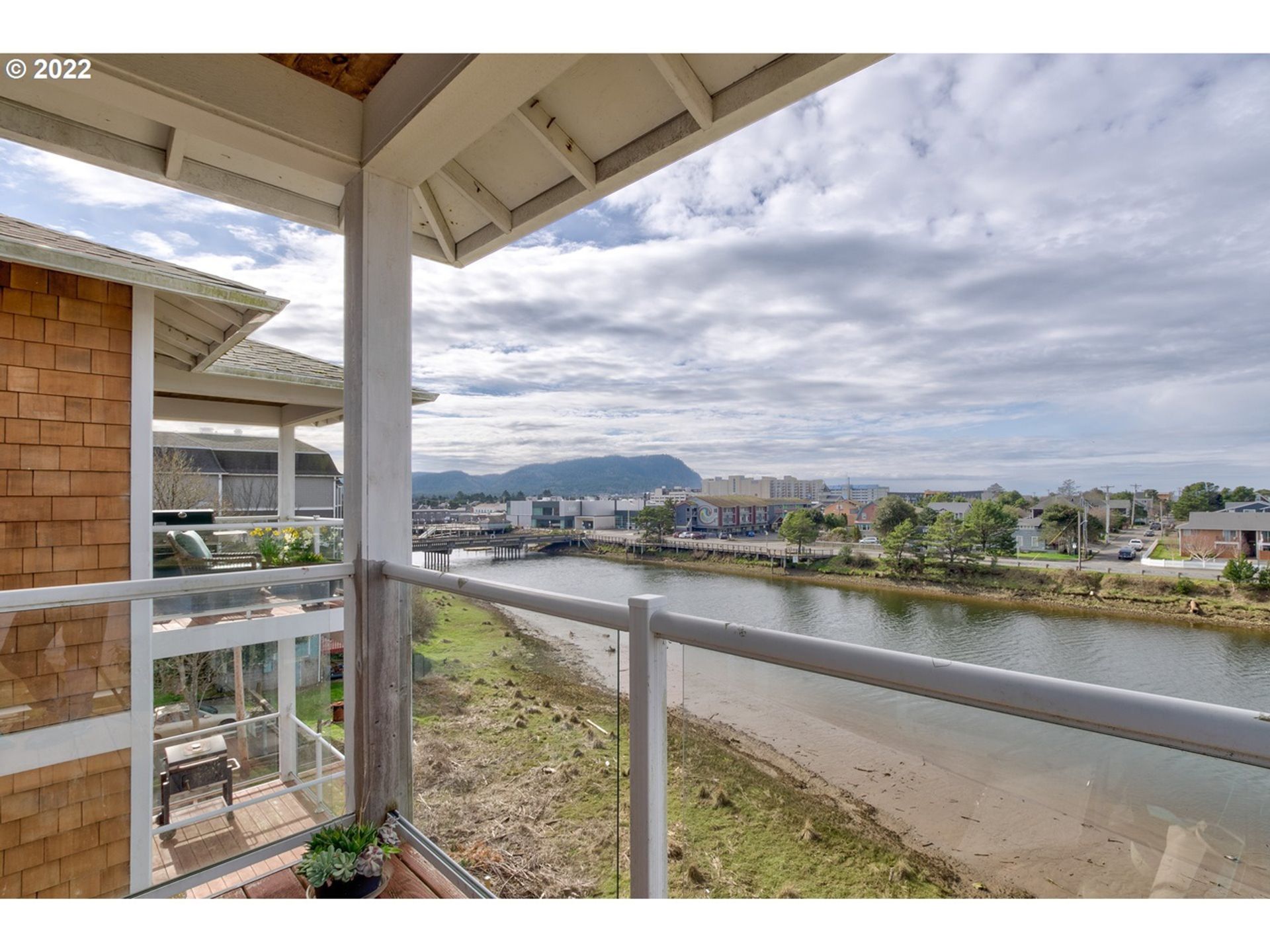 2 Bedroom, 2 Bath.. LOCATION LOCATION LOCATION.... River Views!! 4 of 12