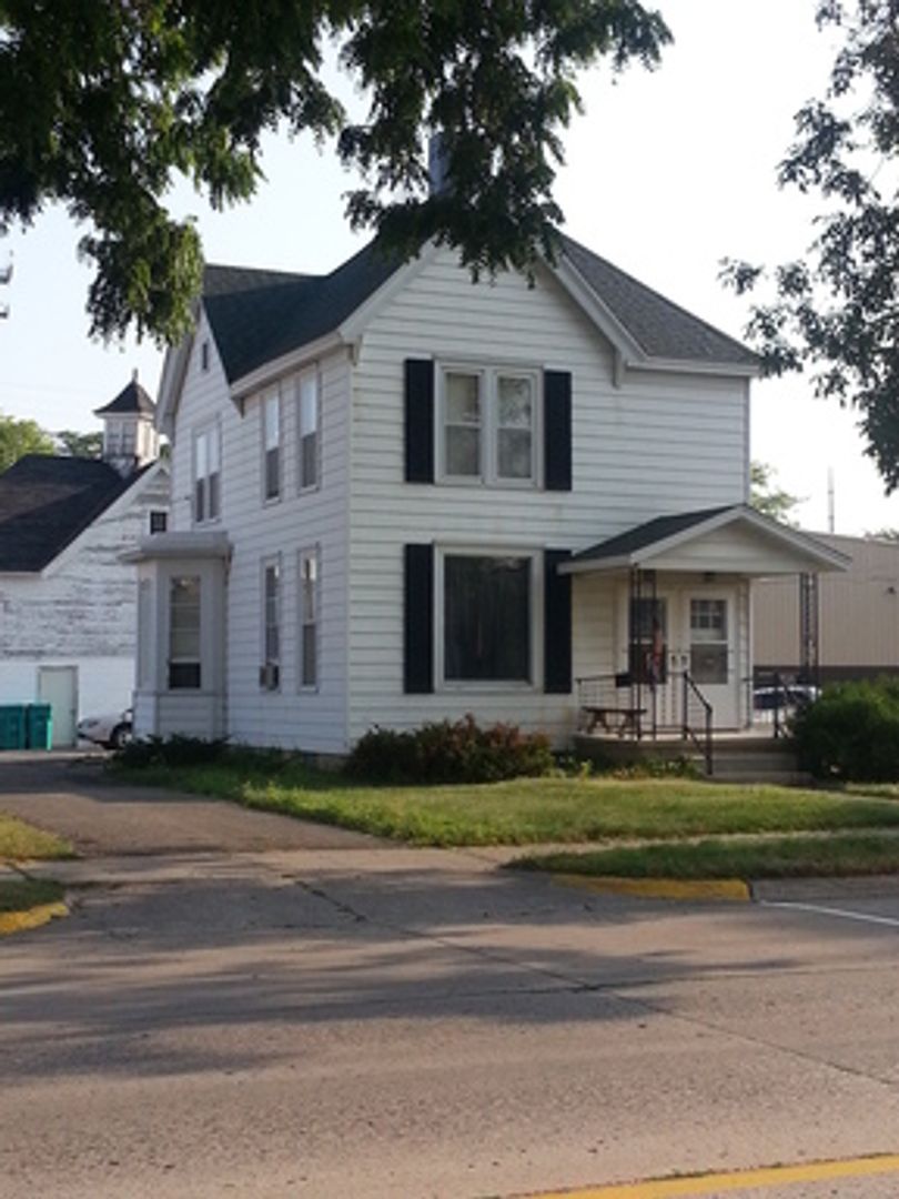 Owatonna Apartment: 124 E Rose