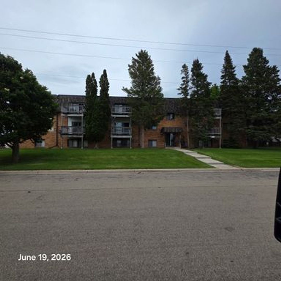 Owatonna Apartment: 1927 Hartle Ave.