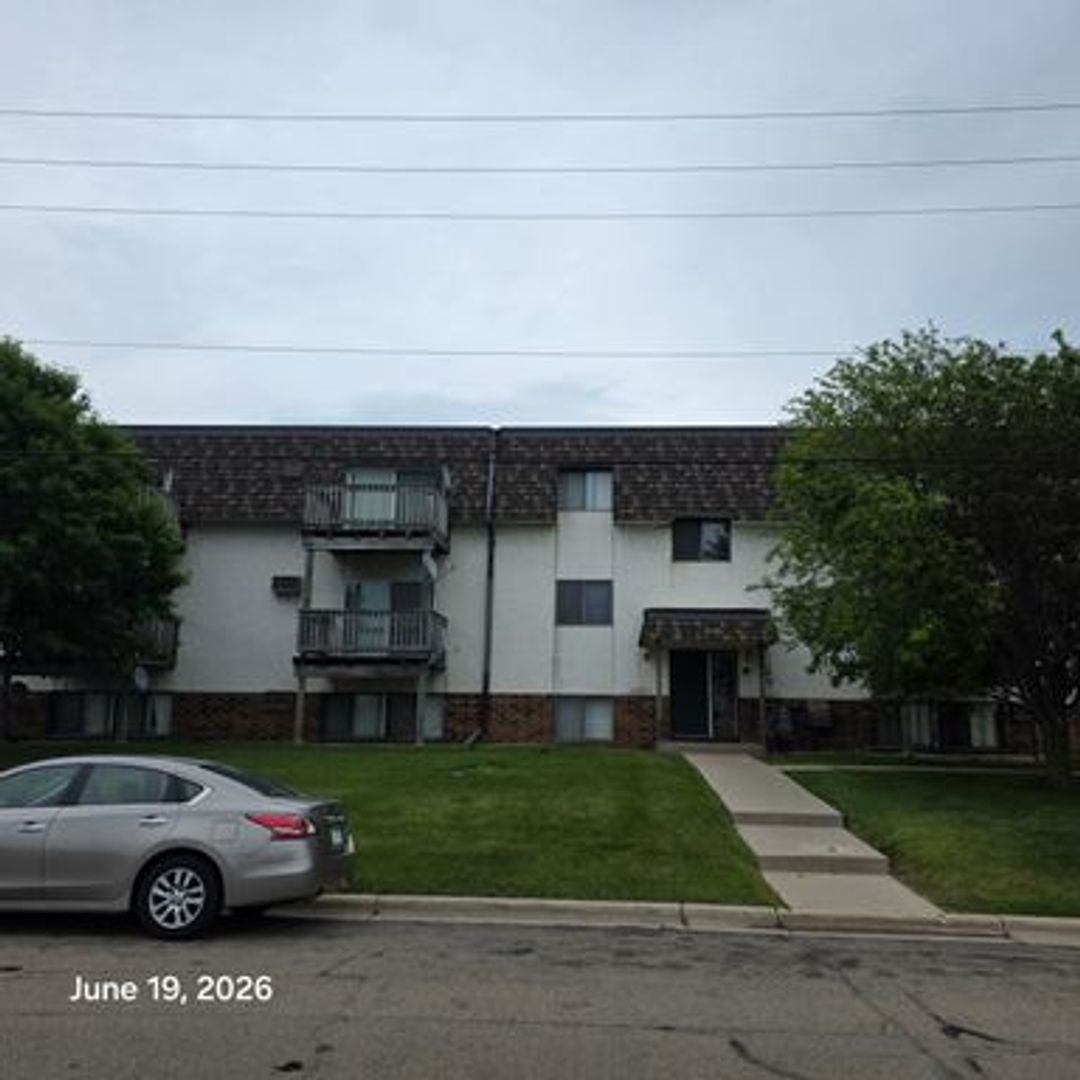 Owatonna Apartment: 1999 Hartle Ave.