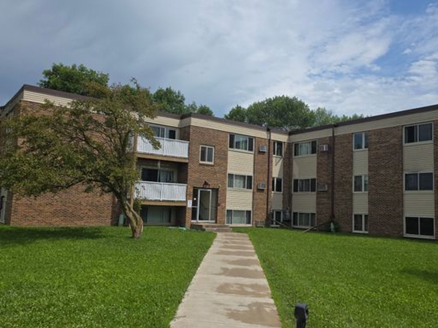Owatonna Apartment: 215 22nd St NW