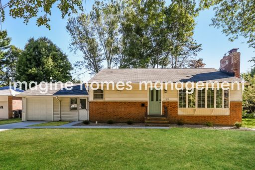 Available in December! Remodeled 3 Bedroom Home in Solon. Pets Welcome! – photo 1