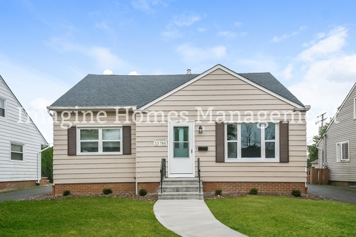 Available in October! Beautiful Renovated 4-bedroom home in Solon! – photo 1