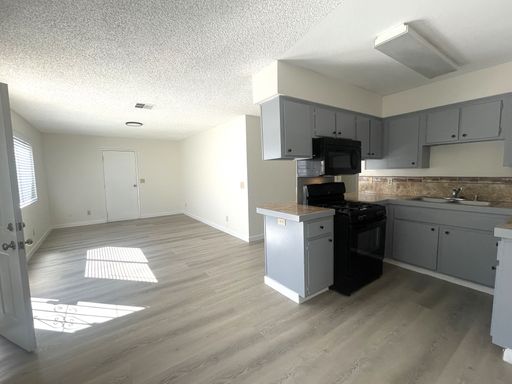 Large Apartment with Bonus Room available Now – photo 1