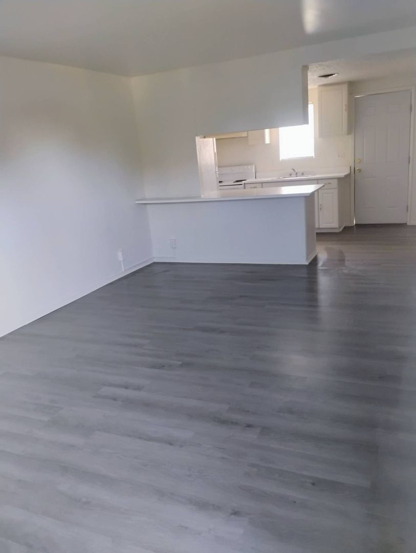 Brawley Apartment: 650 S Western Ave.