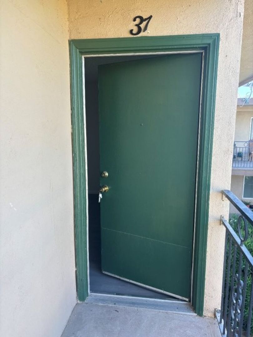 Brawley Apartment: 650 S Western Ave.