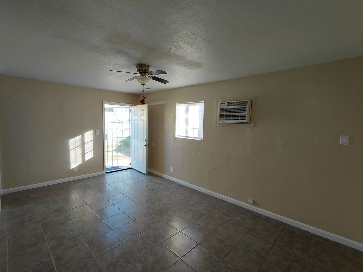 Brawley Apartment: 206-212 B St